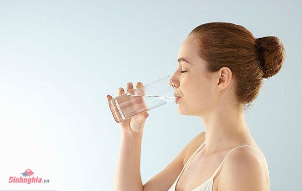 uống đủ nước là một trong các biện pháp hỗ trợ điều trị một cách hiệu quả